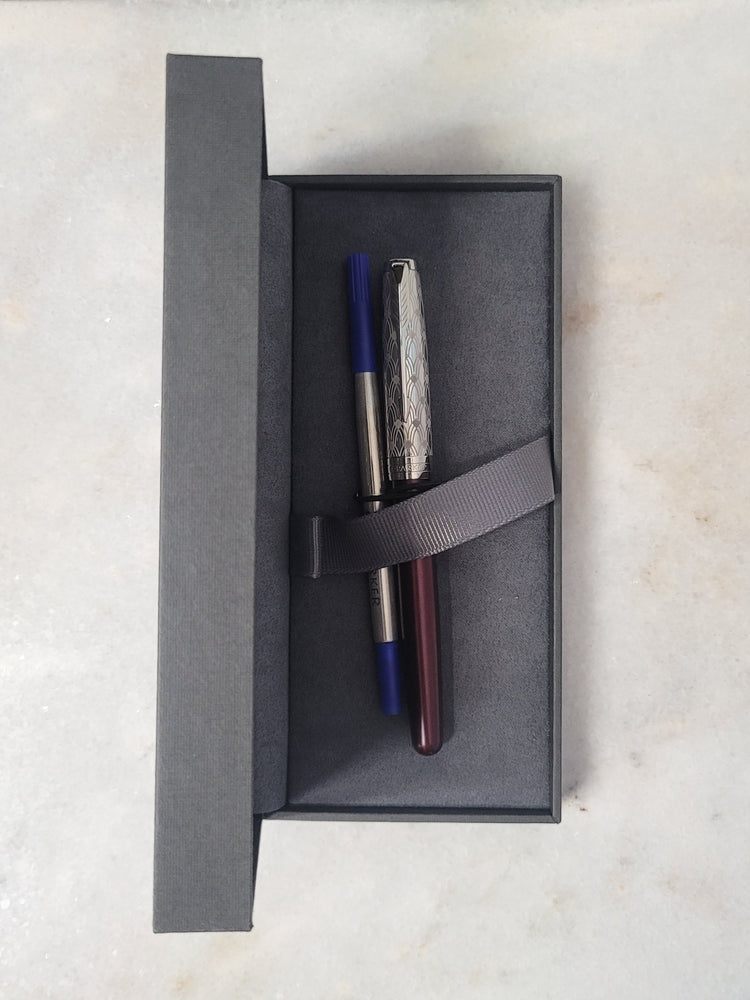 Misfit Item 0010 Parker Sonnet Premium Rollerball Pen in Metal & Red