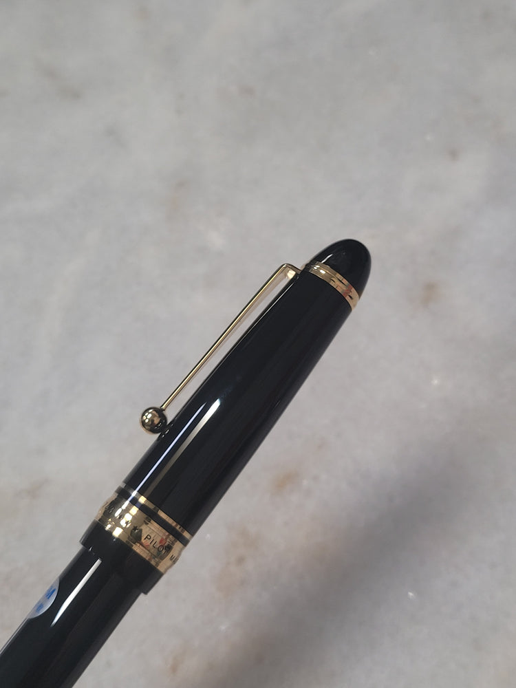 Misfit 0026 Pilot Custom 743 Fountain Pen in Black/Gold - 14K Soft Fine Medium Point