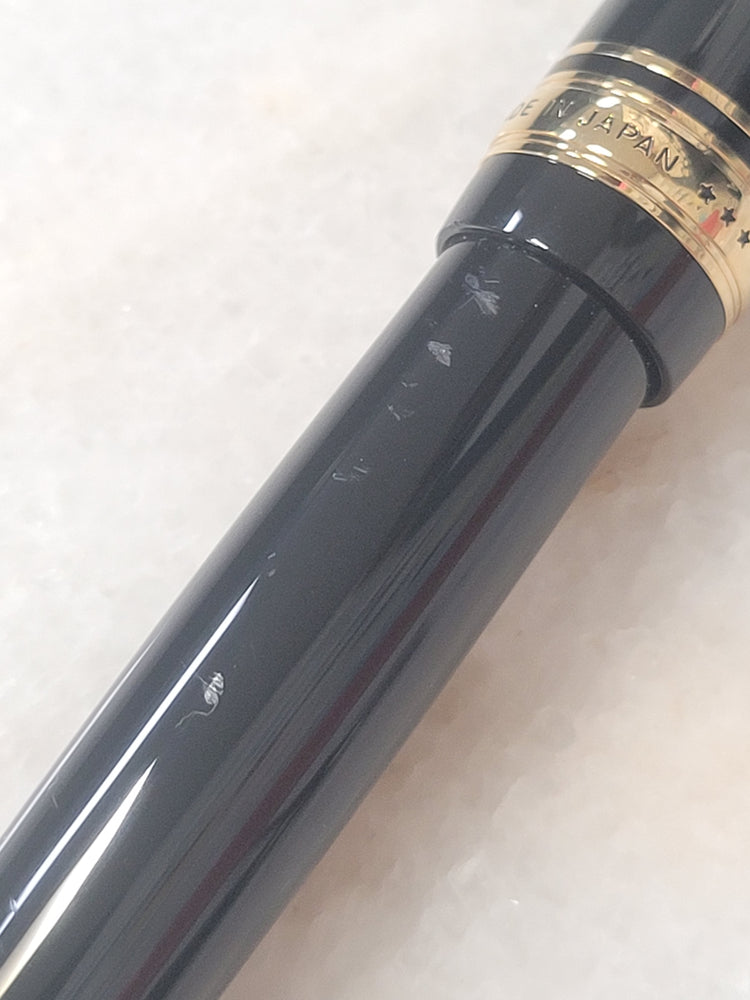 Misfit 0026 Pilot Custom 743 Fountain Pen in Black/Gold - 14K Soft Fine Medium Point