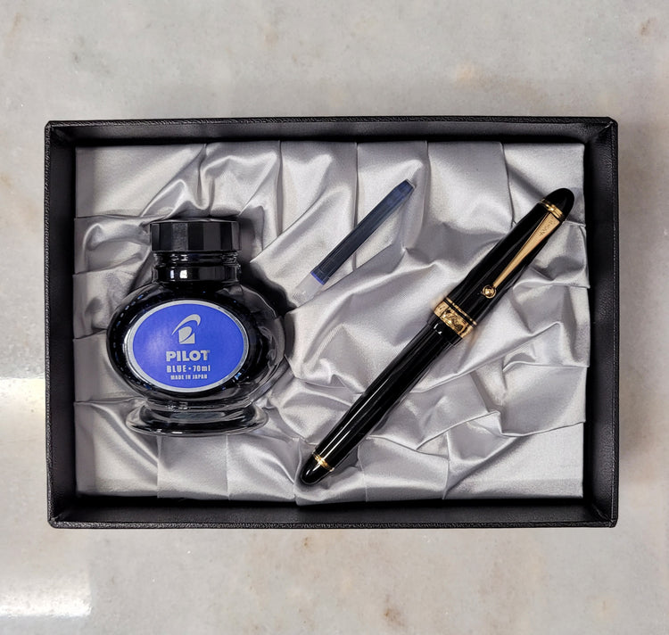 Misfit 0026 Pilot Custom 743 Fountain Pen in Black/Gold - 14K Soft Fine Medium Point
