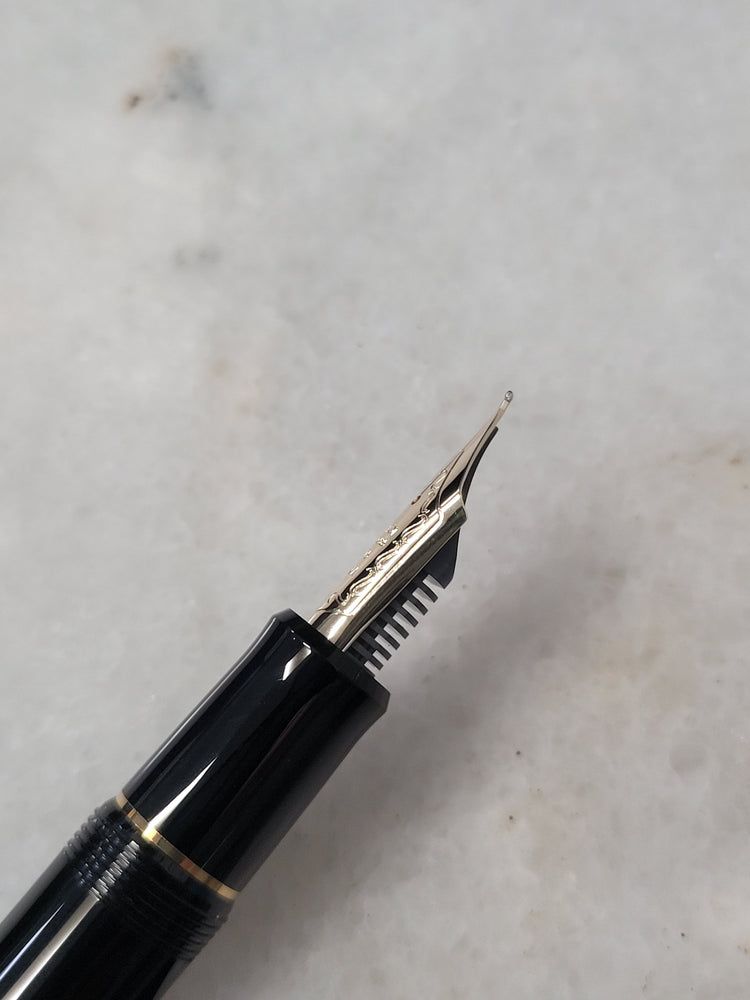 Misfit 0027 Pilot Custom 743 Fountain Pen in Black/Gold - 14K Waverly