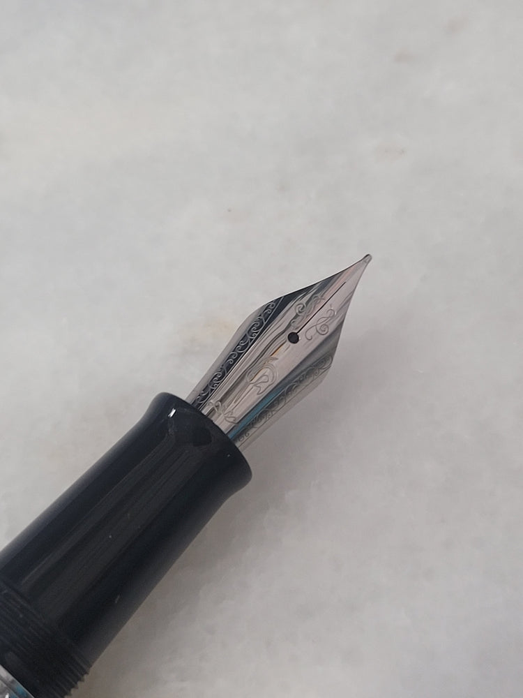 Misfit Item 0092 Nahvalur Original Fountain Pen - Peter Draws Artist Edition Silver - Fine Point