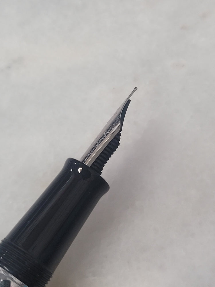 Misfit Item 0092 Nahvalur Original Fountain Pen - Peter Draws Artist Edition Silver - Fine Point