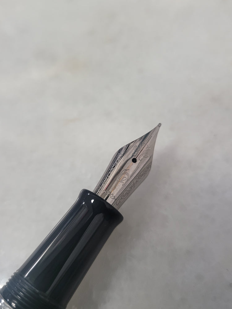 Misfit Item 0093 Nahvalur Original Fountain Pen - Peter Draws Artist Edition Silver - Fine Point