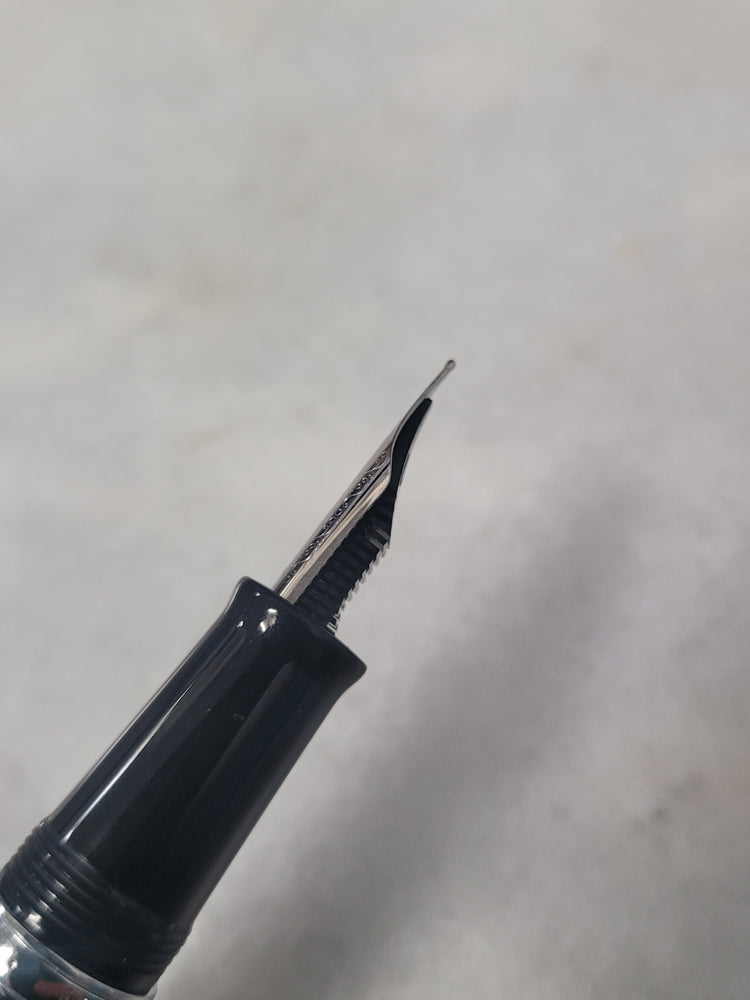 Misfit Item 0093 Nahvalur Original Fountain Pen - Peter Draws Artist Edition Silver - Fine Point
