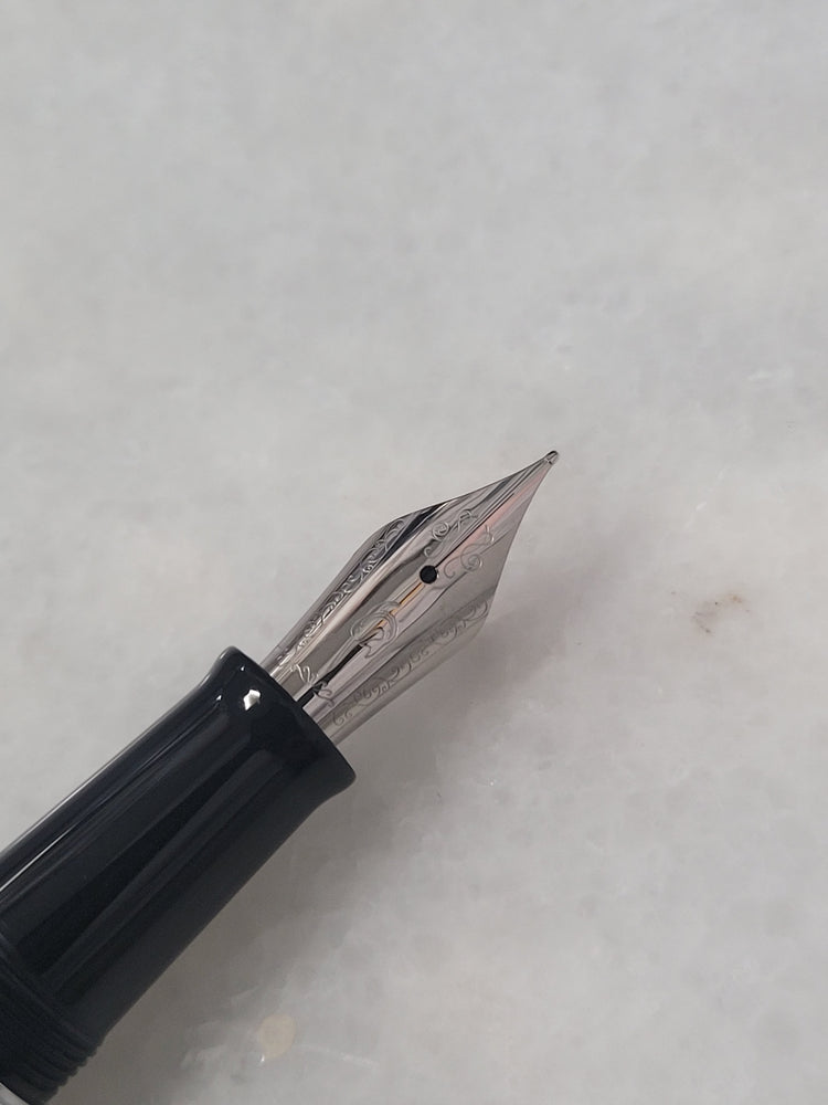 Misfit Item 0094 Nahvalur Original Fountain Pen - Peter Draws Artist Edition Silver - Fine Point