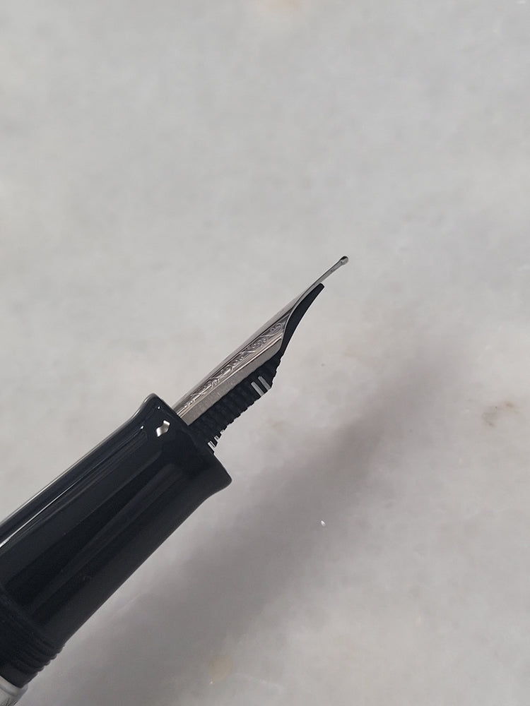 Misfit Item 0094 Nahvalur Original Fountain Pen - Peter Draws Artist Edition Silver - Fine Point