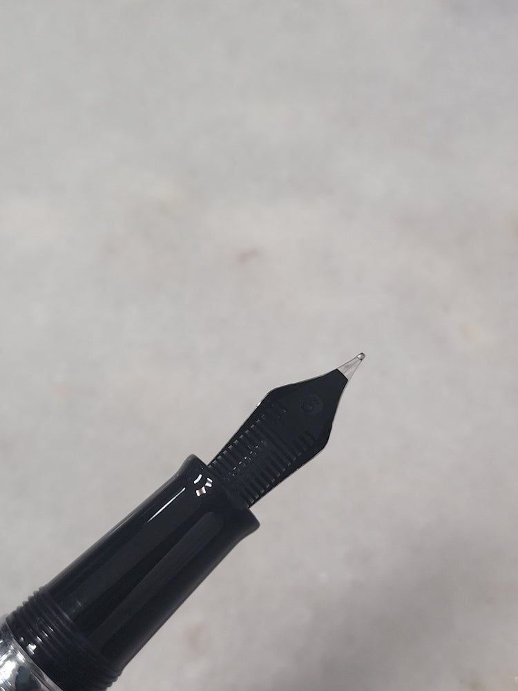 Misfit Item 0097 Nahvalur Original Fountain Pen - Peter Draws Artist Edition Silver - Medium Point