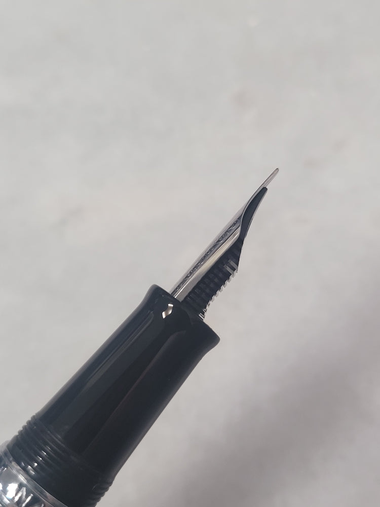 Misfit Item 0099 Nahvalur Original Fountain Pen - Peter Draws Artist Edition Silver - 1.1mm Stub Nib