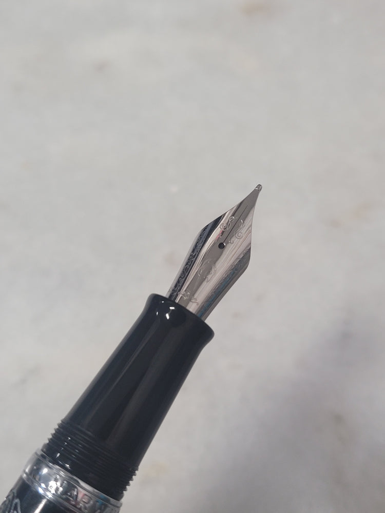 Misfit Item 0101 Nahvalur Original Fountain Pen - Peter Draws Artist Edition Silver - Medium Point