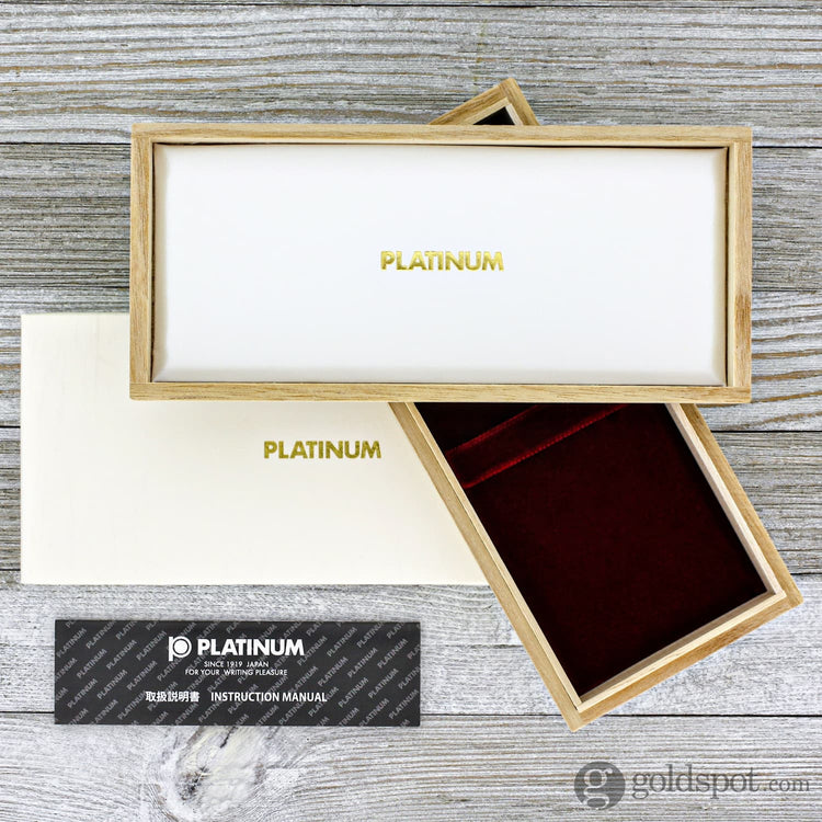 Platinum Classic Maki-e Fountain Pen with Moon and Rabbit Design - 18K Gold Fountain Pen